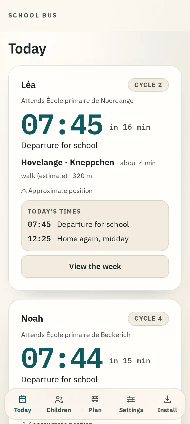 The app’s home screen: Léa’s card, bus at 07:45 from the Kneppchen stop.